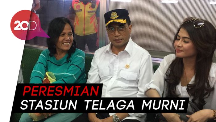 Keseruan Menhub Naik KRL bareng Rian DMasiv dan Vlogger Cantik