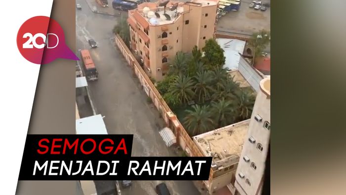 Video Aa Gym Saat Hujan Es dan Banjir Menerpa Mina