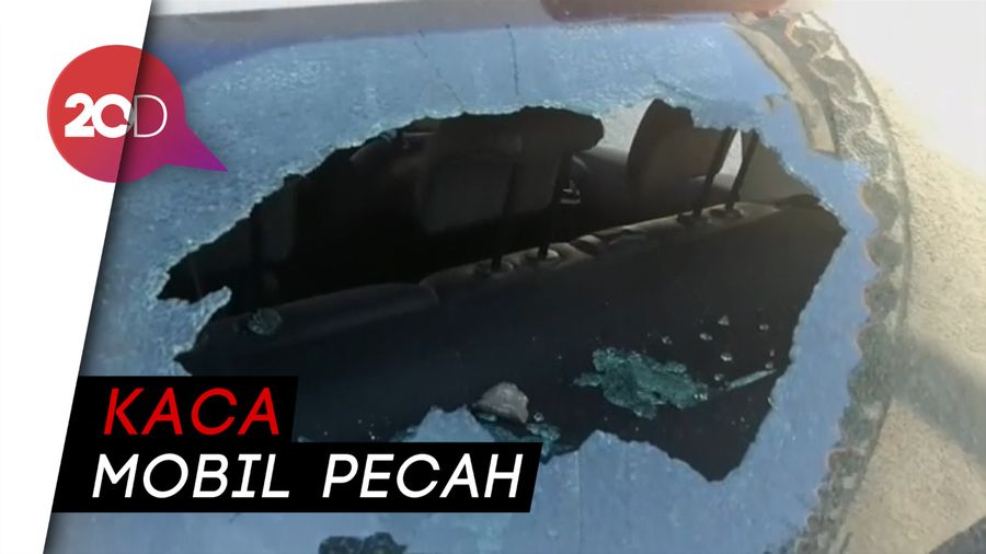 Waduh! Puing Pesawat Jatuh Kenai Mobil