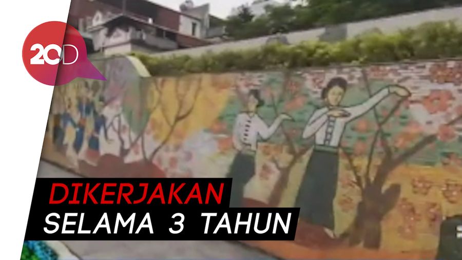 Melihat Mosaik Keramik Terpanjang di Dunia