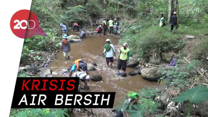  Kekeringan, Ratusan Petani di Pasuruan Cari Air hingga 10 Km