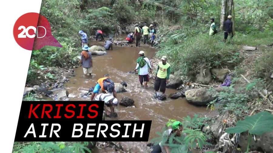  Kekeringan, Ratusan Petani di Pasuruan Cari Air hingga 10 Km