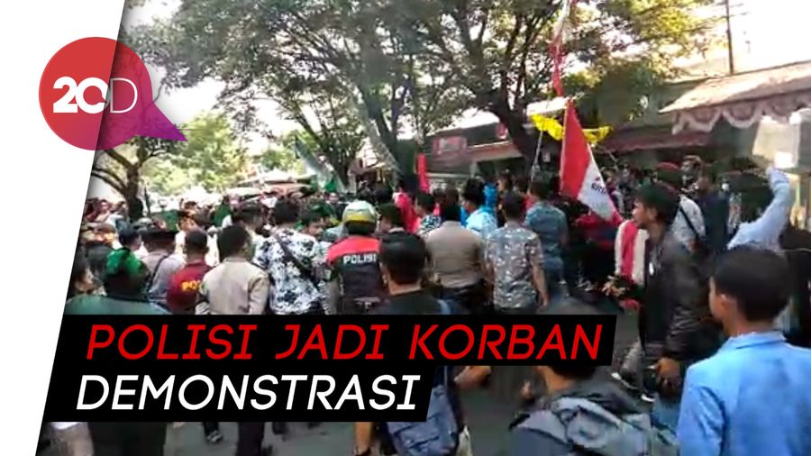 Ngeri! Polisi di Cianjur Terbakar Saat Kawal Demo Mahasiswa