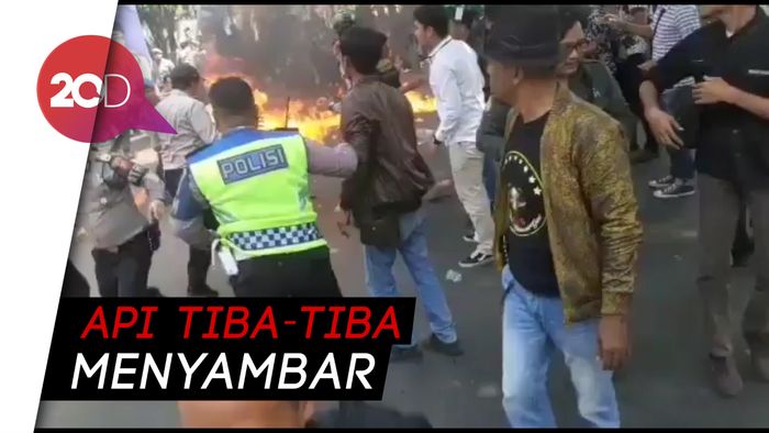 Polisi Cianjur Terbakar Saat Kawal Demo Mahasiswa, Ini Cerita Saksi