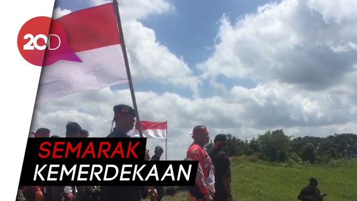 Bendera Merah Putih Sepanjang 100 Meter Berkibar di Bukit Sultra