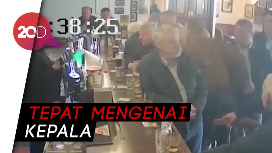Detik-detik McGregor Tonjok Orang Tua di Bar
