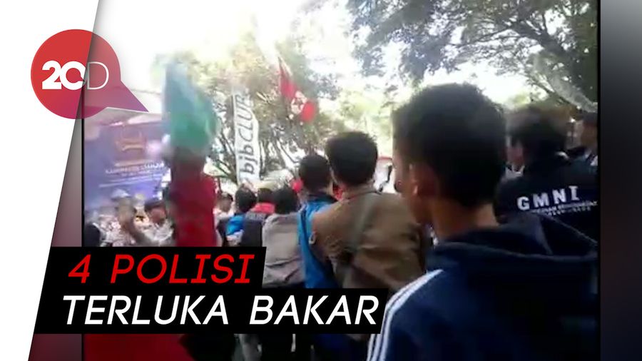 Sebelum Polisi Terbakar Hidup-hidup, Ada yang Lempar Plastik Cairan