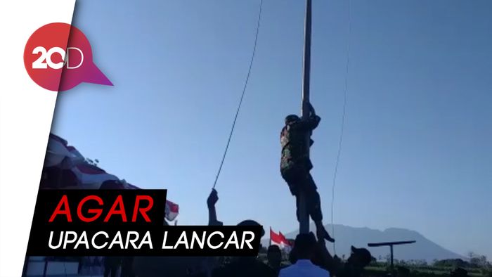 Aksi Siswa dan Anggota TNI Panjat Tiang karena Bendera Nyangkut