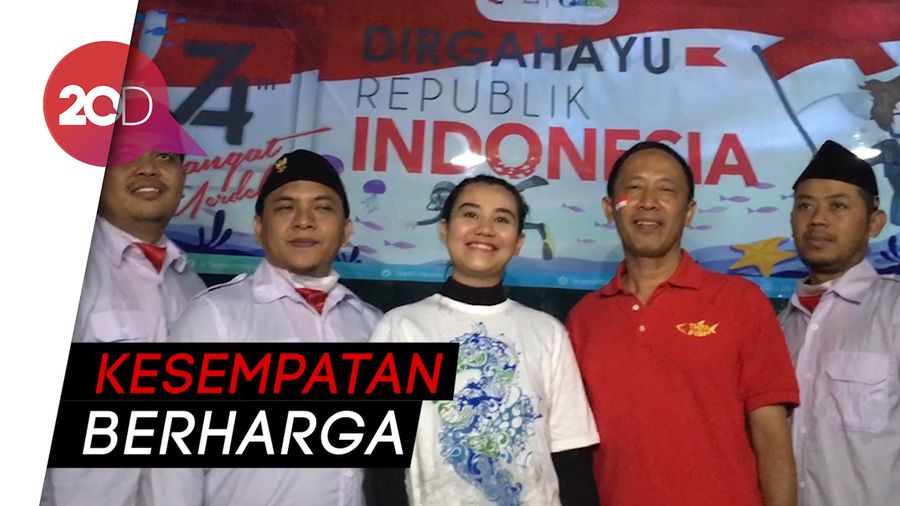 Cerita Aaliyah Massaid Jadi Pengibar Bendera di Dalam Air