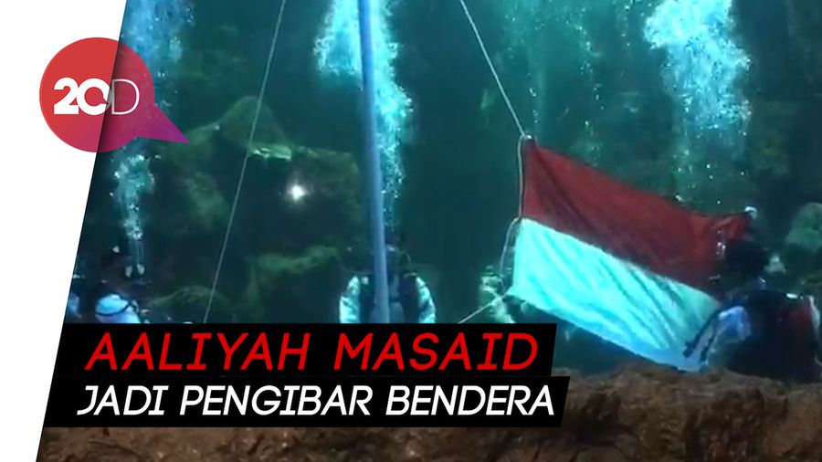 Detik-detik Upacara HUT Ke-74 RI di Dalam Akuarium