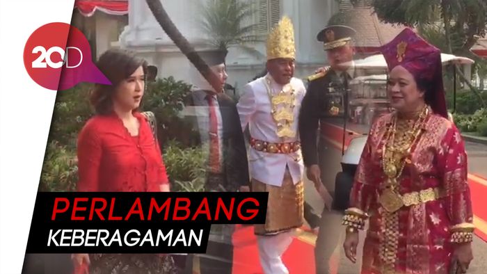 Parade Baju Adat Politisi Hingga Pejabat