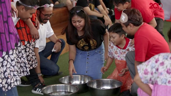 Seru! Lomba Tangkap Belut, Tim detikcom dan Stand Up Indo