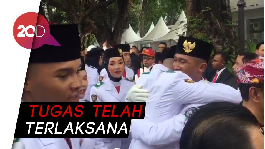 Momen Haru Paskibraka Usai Kibarkan Merah Putih di Istana Merdeka