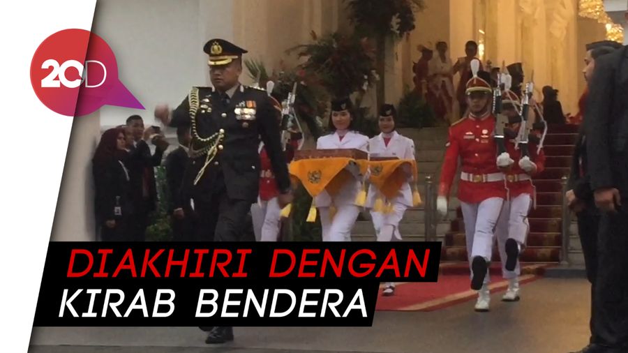 Penurunan Merah Putih Akhiri Upacara HUT Ke-74 RI di Istana Merdeka