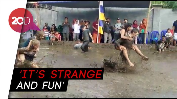 Seru! Bule-bule Ini Lomba Rayakan HUT RI di Kolam Berlumpur