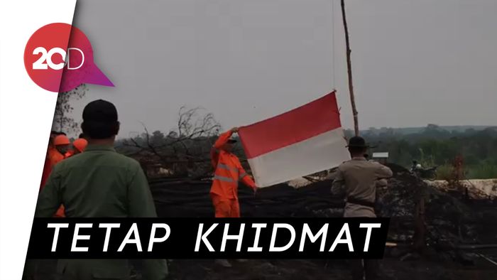 Upacara HUT RI di Lahan yang Menghitam karena Kebakaran Hutan