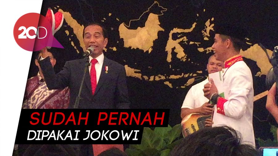 Saat Jokowi Berikan Sepatunya ke Anggota Paduan Suara di Istana