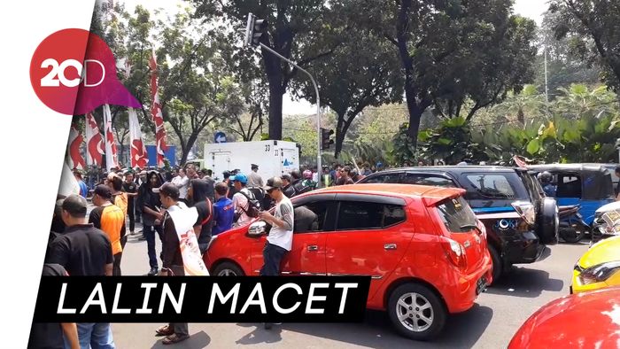 Demo Ganjil Genap, Massa Taksi Online Markir di Depan Balai Kota
