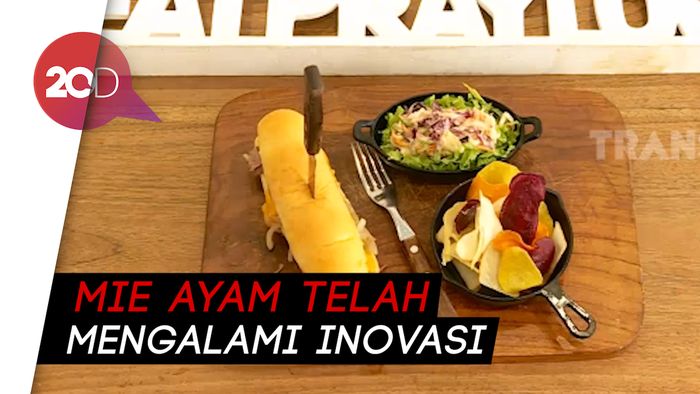 Menipu Mata, Ternyata Hot Dog Ini Adalah Mie Ayam!