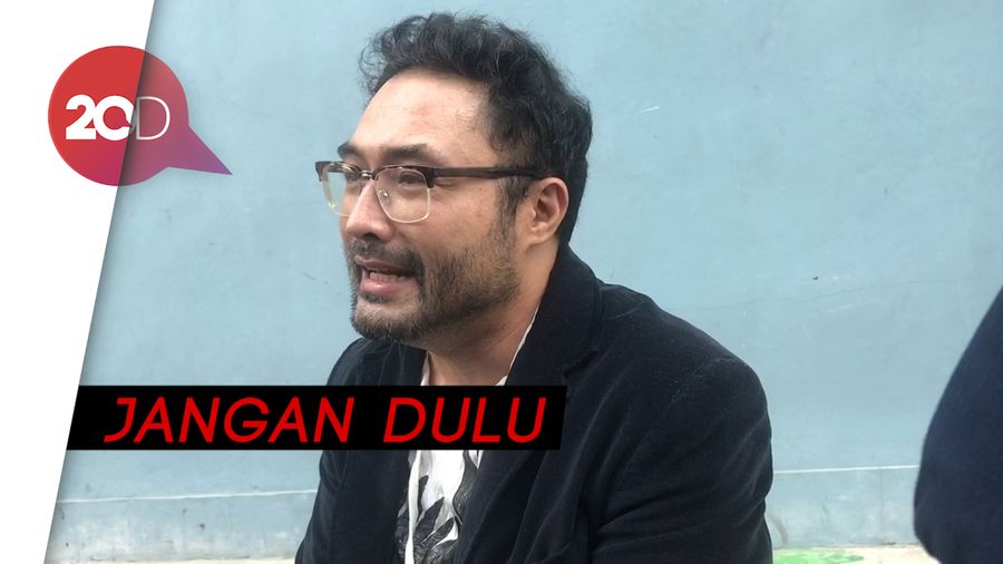 Surya Saputra Belum Izinkan Anaknya Baca Novel Bumi Manusia