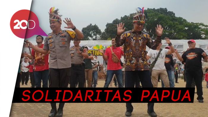 Kapolres dan Wali Kota Sukabumi Menari Sajojo 