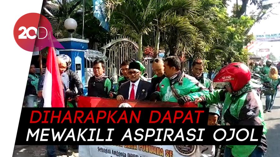 Anggota DPRD Jember Diarak Ojol ke Tempat Pelantikan