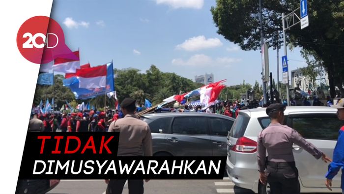 Tolak Revisi UU Ketenagakerjaan, Buruh Gelar Aksi di Depan Istana Merdeka 