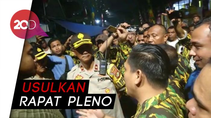 Tegang! Kader Muda Golkar Geruduk Kantor DPP