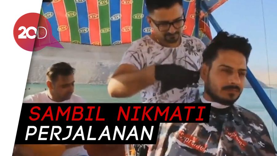 Sensasi Cukur Rambut di Atas Perahu