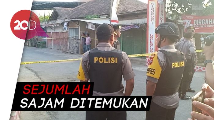 Video Densus Geledah Rumah Perampok Toko Emas