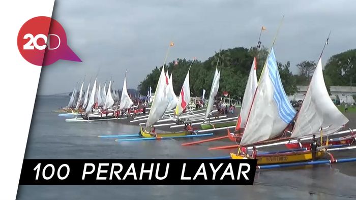 Kemeriahan Lomba Perahu Layar Lintasi Selat Bali