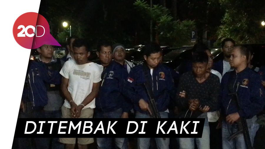 Berjalan Pincang, 2 Eksekutor Pembunuhan Ayah-Anak Tiba di Polda
