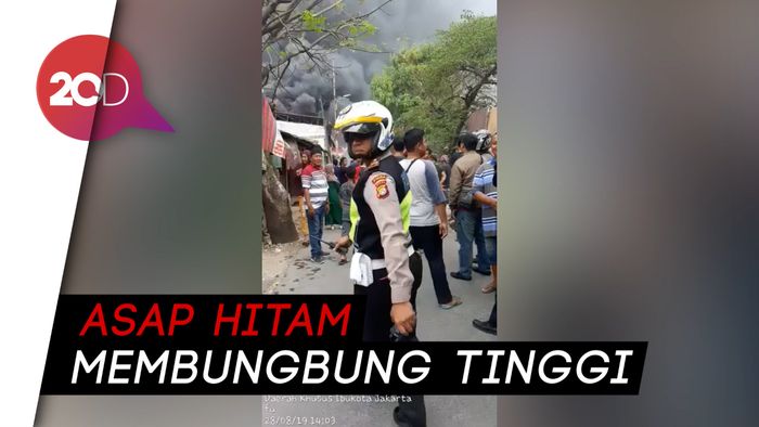Kebakaran Melanda Permukiman Padat Penduduk di Kalideres