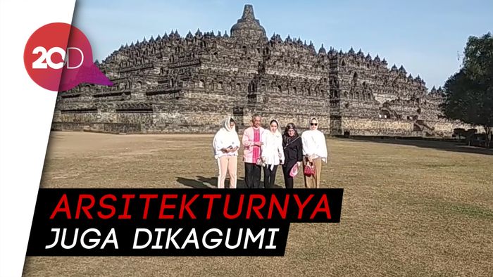 Raja Malaysia Kagum Dengan Pemandangan dari Atas Candi Borobudur