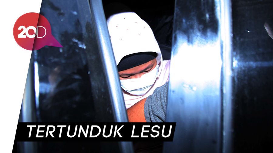Aulia Kesuma Tiba di Polda Metro dengan Kepala Tertunduk