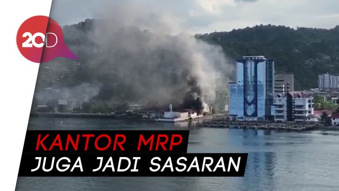 Demo Berujung Rusuh di Jayapura, Massa Bakar Toko dan Perkantoran