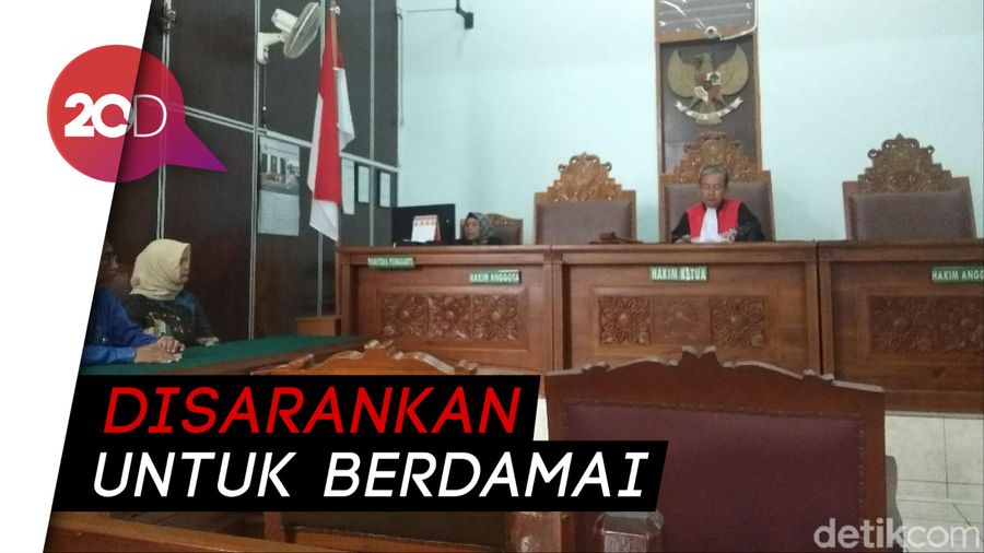 Penggugat Absen, Sidang Ikan Koi Mati Ditunda