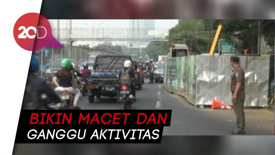 Tak Kelar-kelar, Proyek Galian Kabel PLN di Kebon Jeruk Bikin Macet!