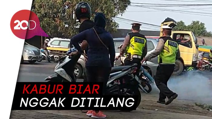 Coba Kabur dari Razia, Pemotor Ini Jatuh Ditendang Polisi