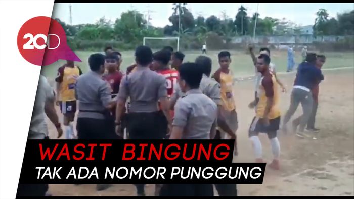 Kejar-kejaran Wasit-Pemain Lantaran Tak Terima Dikartu Merah