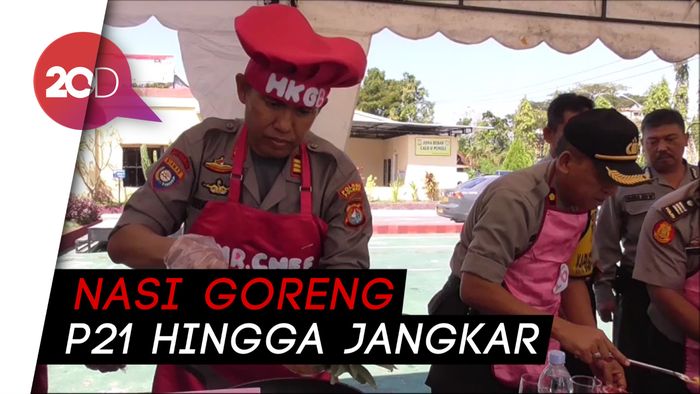 Unik, Polisi Berlomba Masak Nasi Goreng untuk Tukang Becak