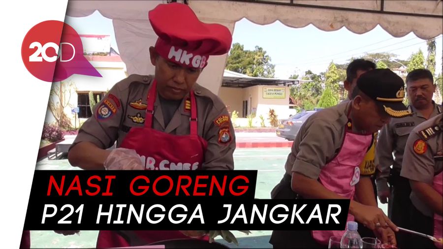 Unik, Polisi Berlomba Masak Nasi Goreng untuk Tukang Becak