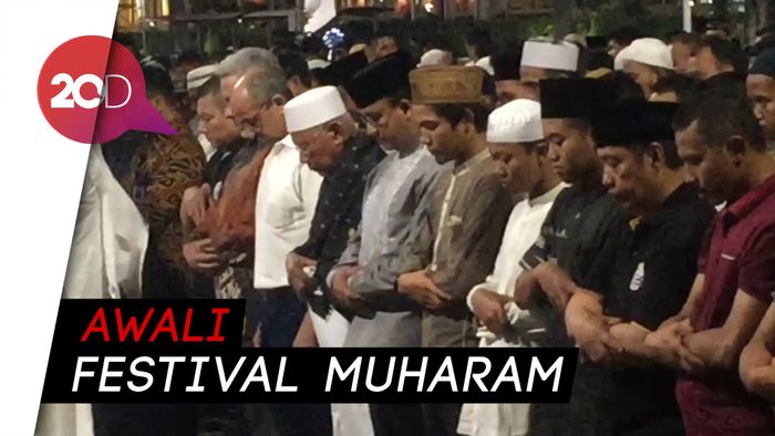 Anies Salat Berjemaah Bersama Warga di Bundaran HI
