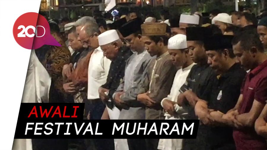 Anies Salat Berjemaah Bersama Warga di Bundaran HI