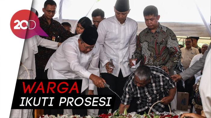 Haru Pemakaman Ibunda SBY di TPU Tanah Kusir