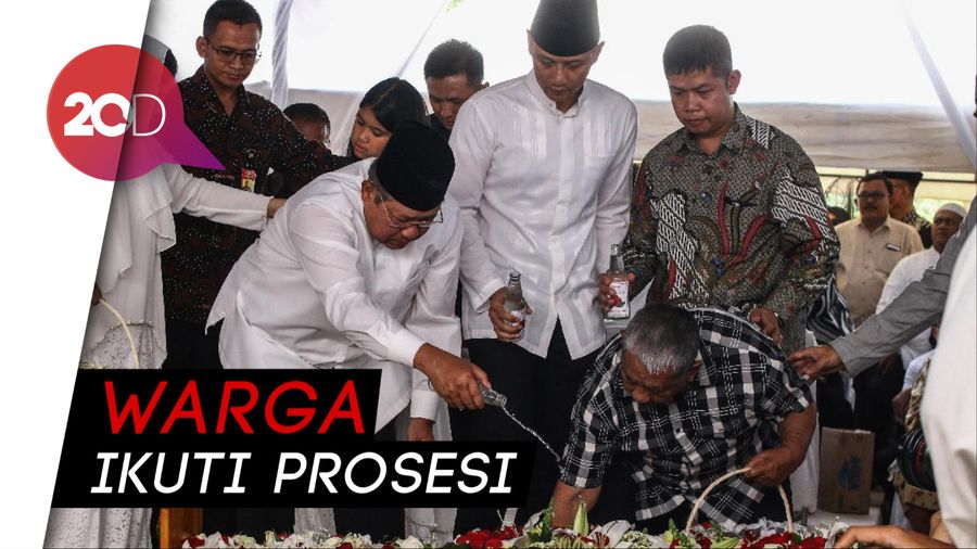 Haru Pemakaman Ibunda SBY di TPU Tanah Kusir