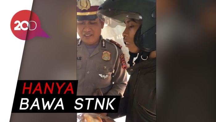 Penjual Cilok Ini Bingung Saat Ditilang, Lalu Mau Beli SIM Polisi