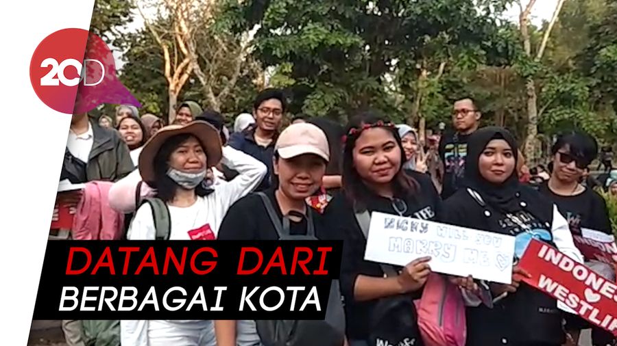 Penonton Tak Sabar Nostalgia bareng Westlife di Borobudur