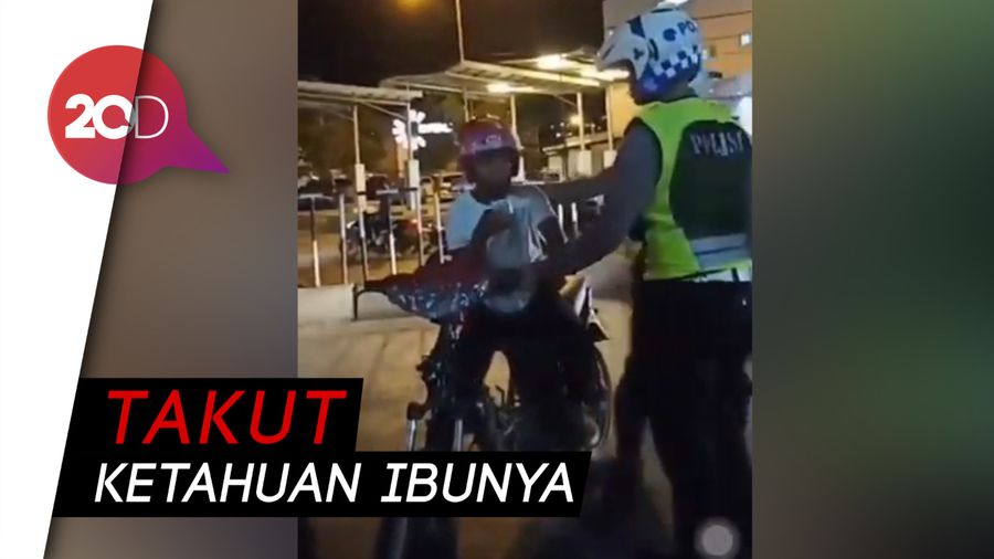Takut Ditilang Polisi, Remaja Ini Malah Nangis