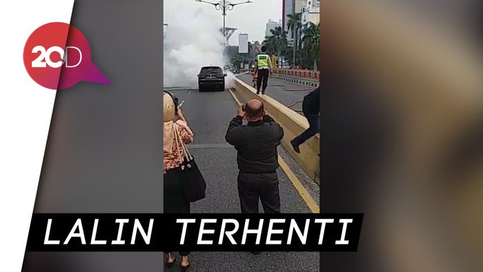 Waduh, Mobil Ini Tiba-tiba Terbakar di Flyover Pekanbaru